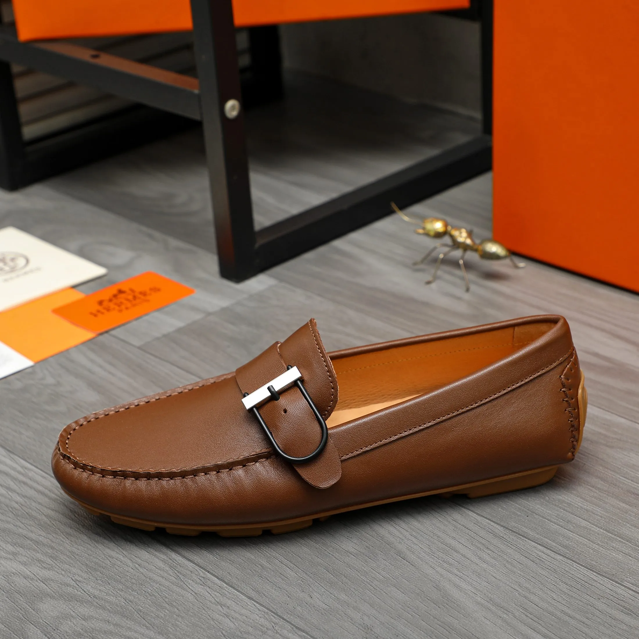 P380 Product trademark: HERMES "Hermes" casual slip-on men's shoes. Regular size: 38-44 Product material: Selected small pebbled cowhide upper, pigskin lining, rubber outsole